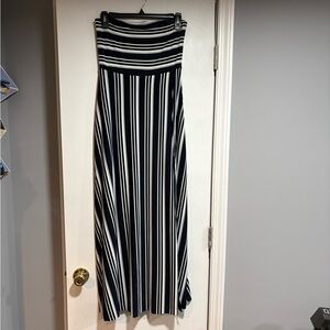 Like new Banana Republic Navy and White sleeveless maxi dress size S